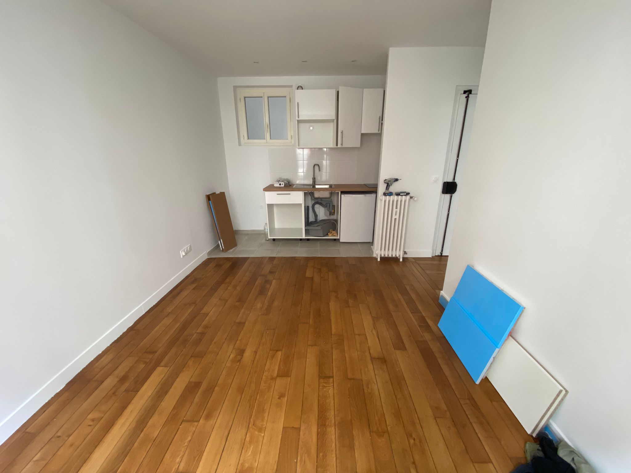 Murs après peinture intérieure en Île-de-France, finition lisse et couleur uniforme