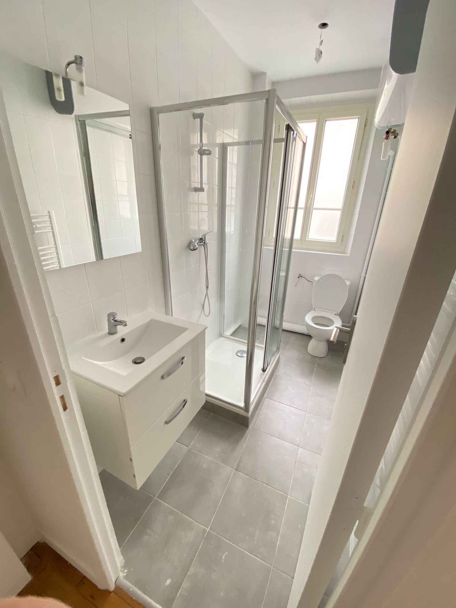 Salle de bain après rénovation complète avec carrelage moderne et plomberie neuve
