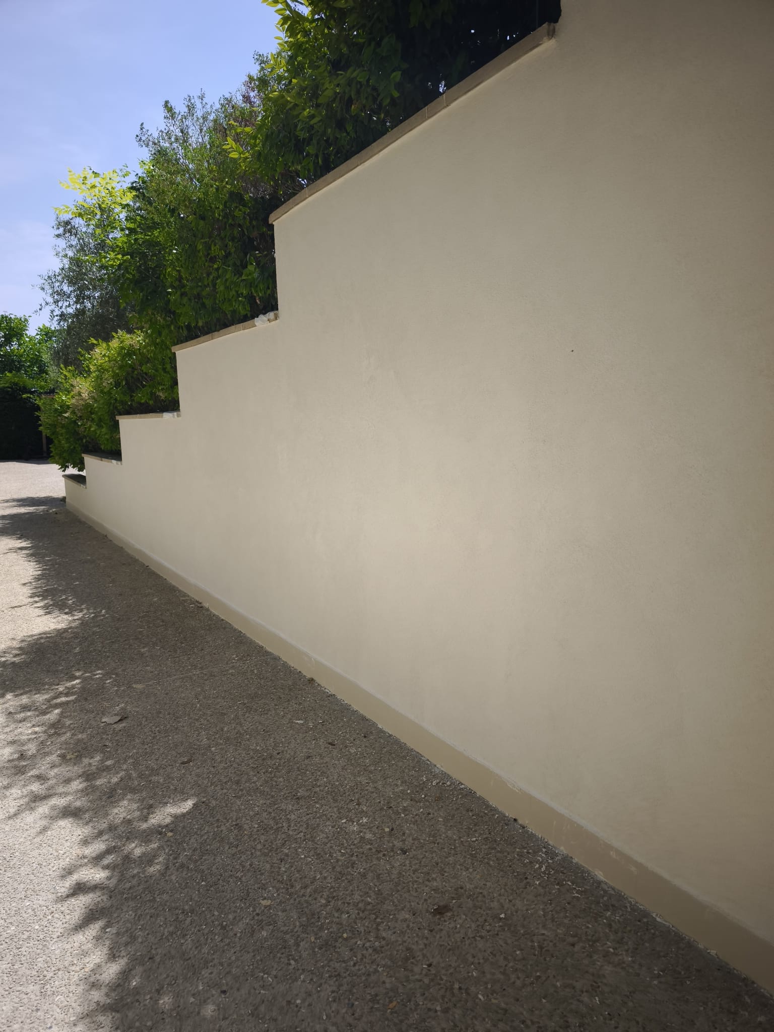 Travaux d’enduit extérieur monocouche sur façade dans les Yvelines