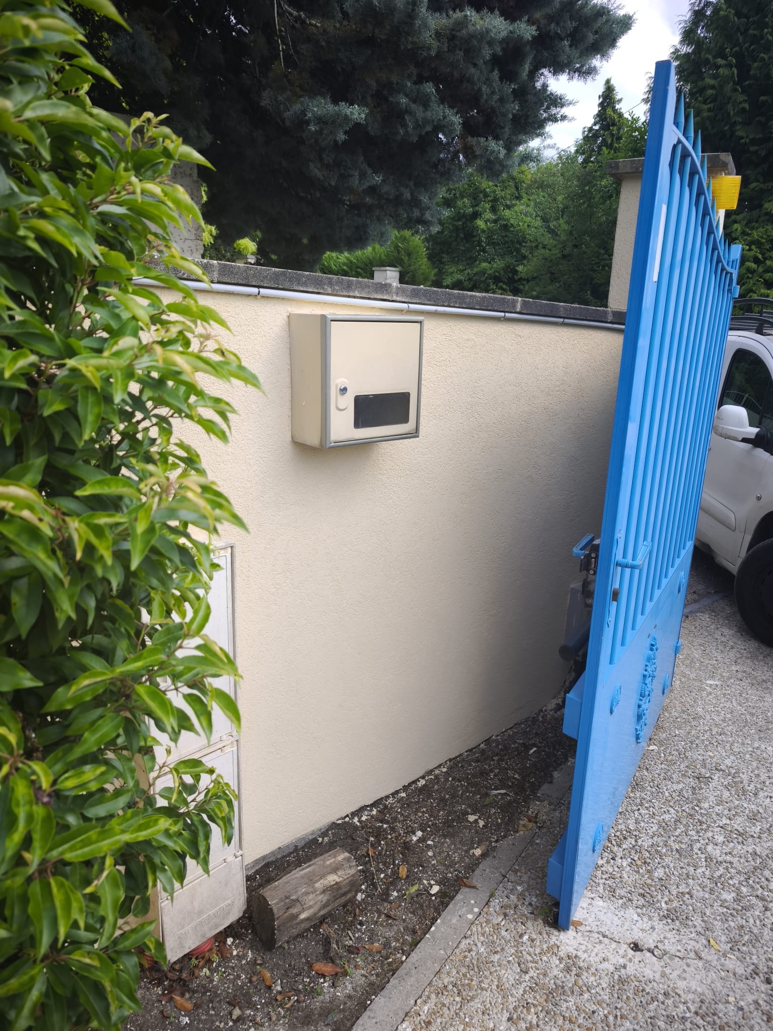 Ravalement de façade maison dans les Yvelines avec nettoyage et enduit extérieur