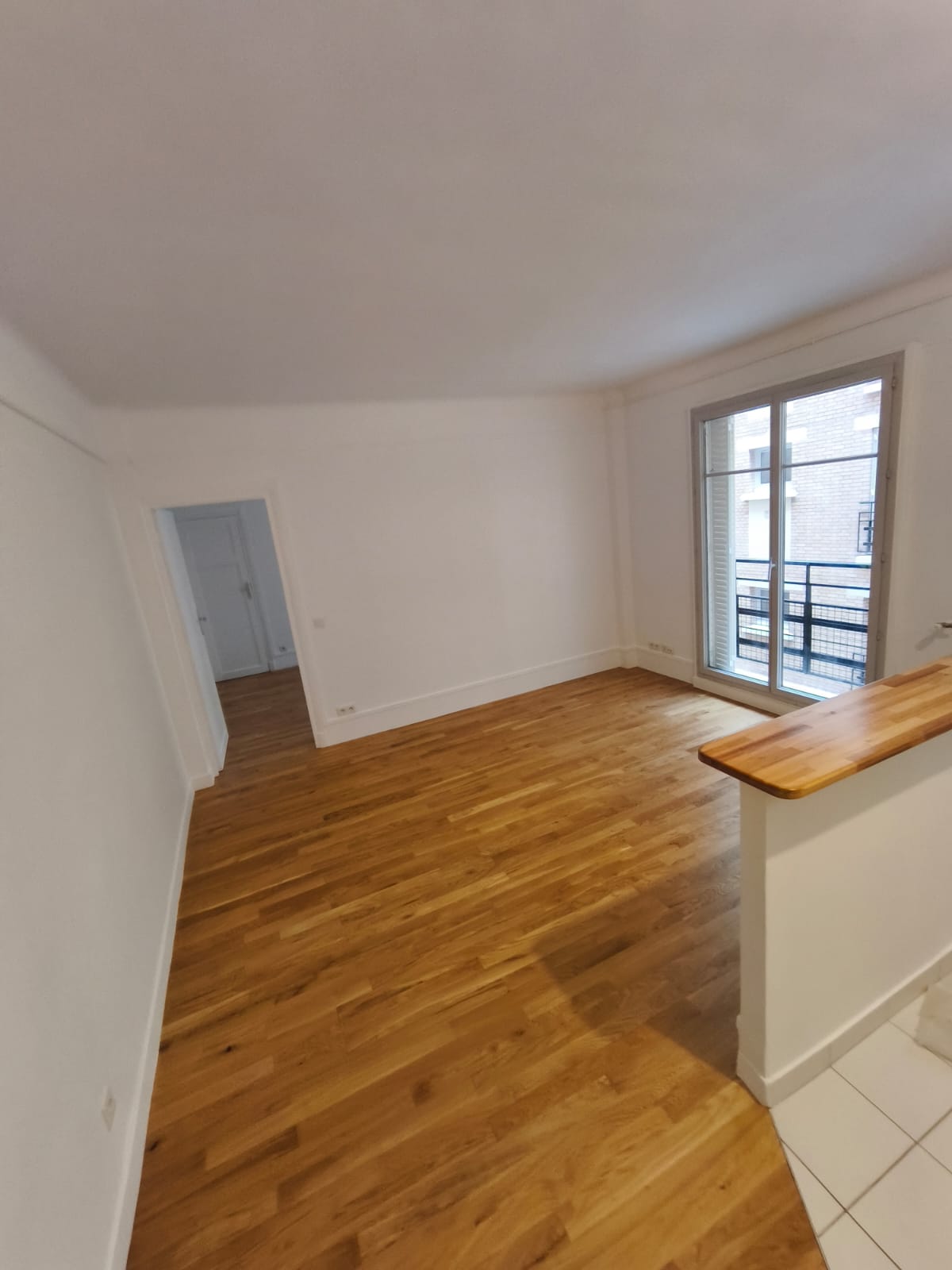 Appartement après rénovation intérieure, parquet neuf posé et rendu final propre et lumineux